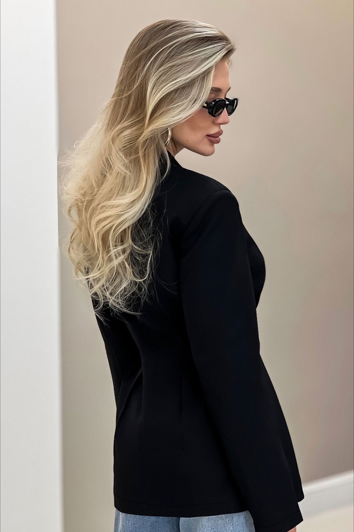 Sako s páskem, úzký střih