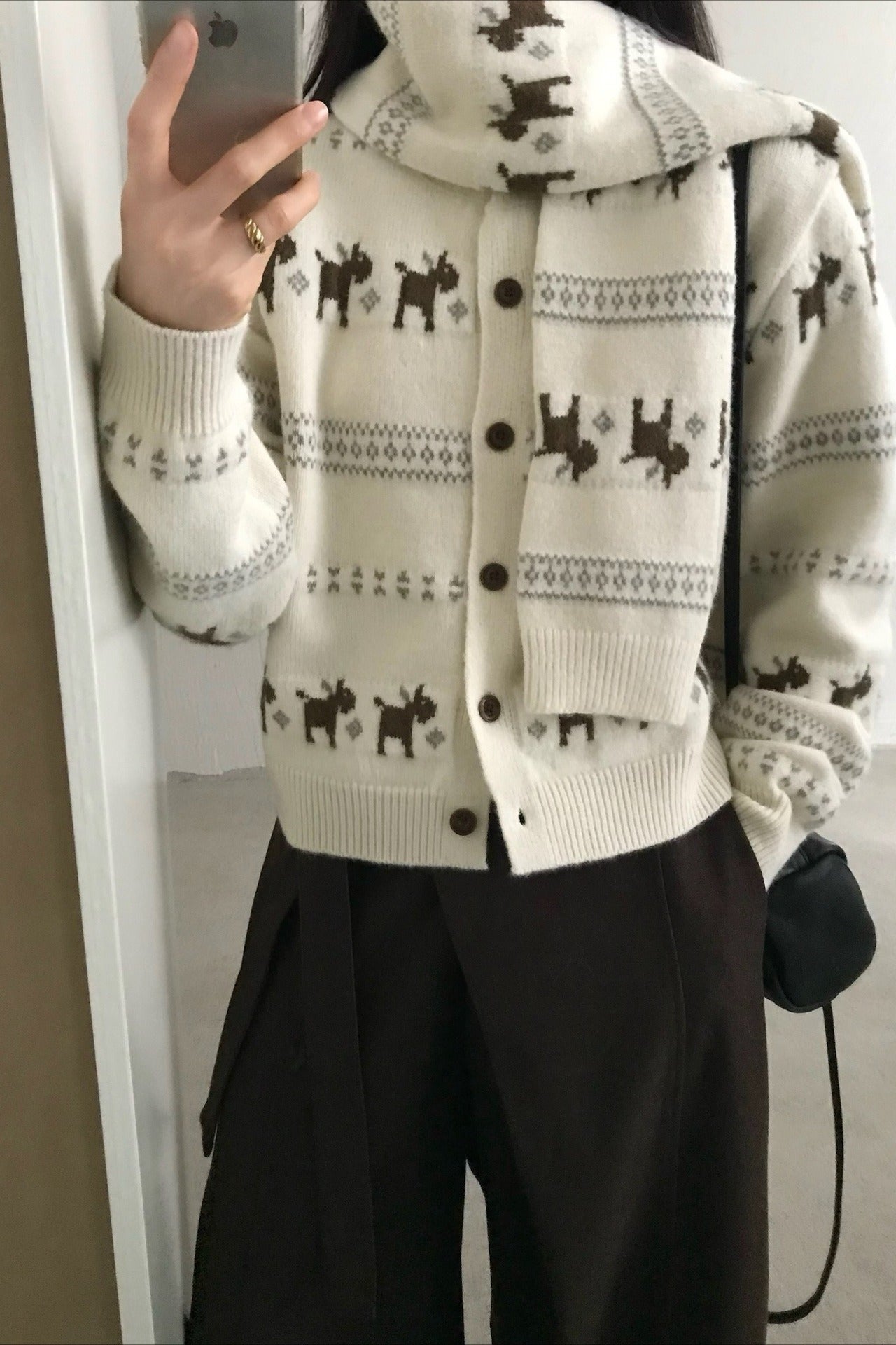 Cardigan tricoté à pompons