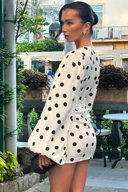 Retro minišaty s puntíky a přiléhavým střihem