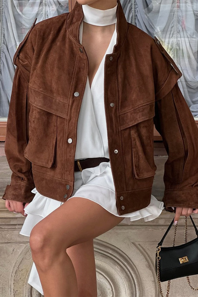 Bunda s kapsou z broušené kůže a širokými rameny