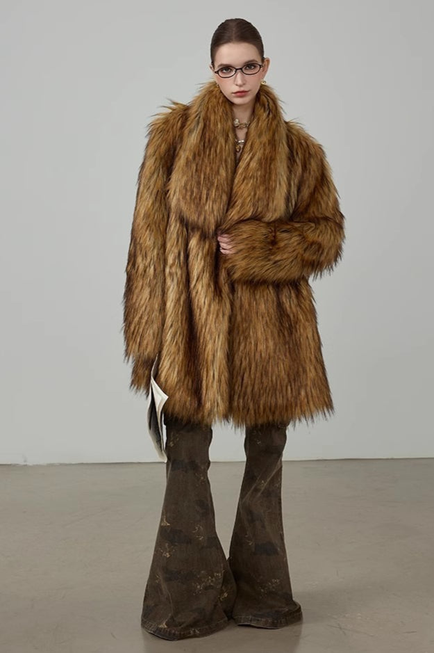 Weicher Kunstpelzlockerer Warmer Mantel mit Mittellangem Kragen und Einkerbung