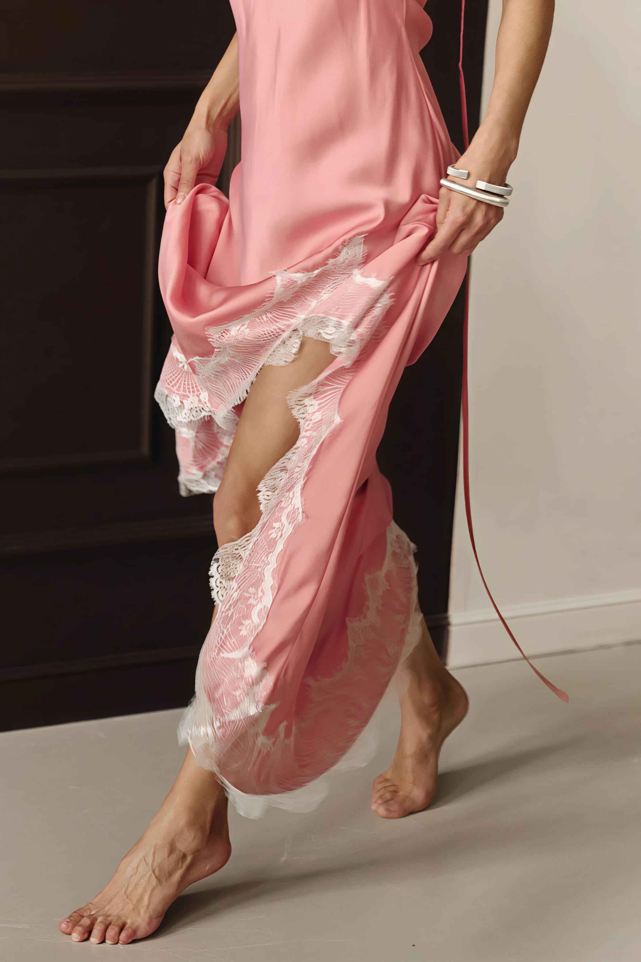 Spitzen-Maxikleid mit Spaghettiträgern, seidenglänzend und mit Schlitz