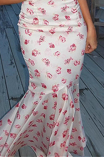 Elegantes, gerafftes, tailliertes Kleid mit floralem Muster