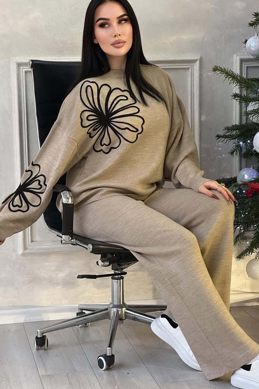 Completo due pezzi maglione girocollo lavorato a maglia con pantaloni casual