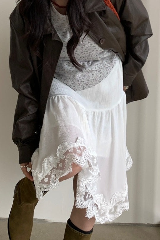 Módní elegantní asymetrická midi sukně s krajkovým panelem