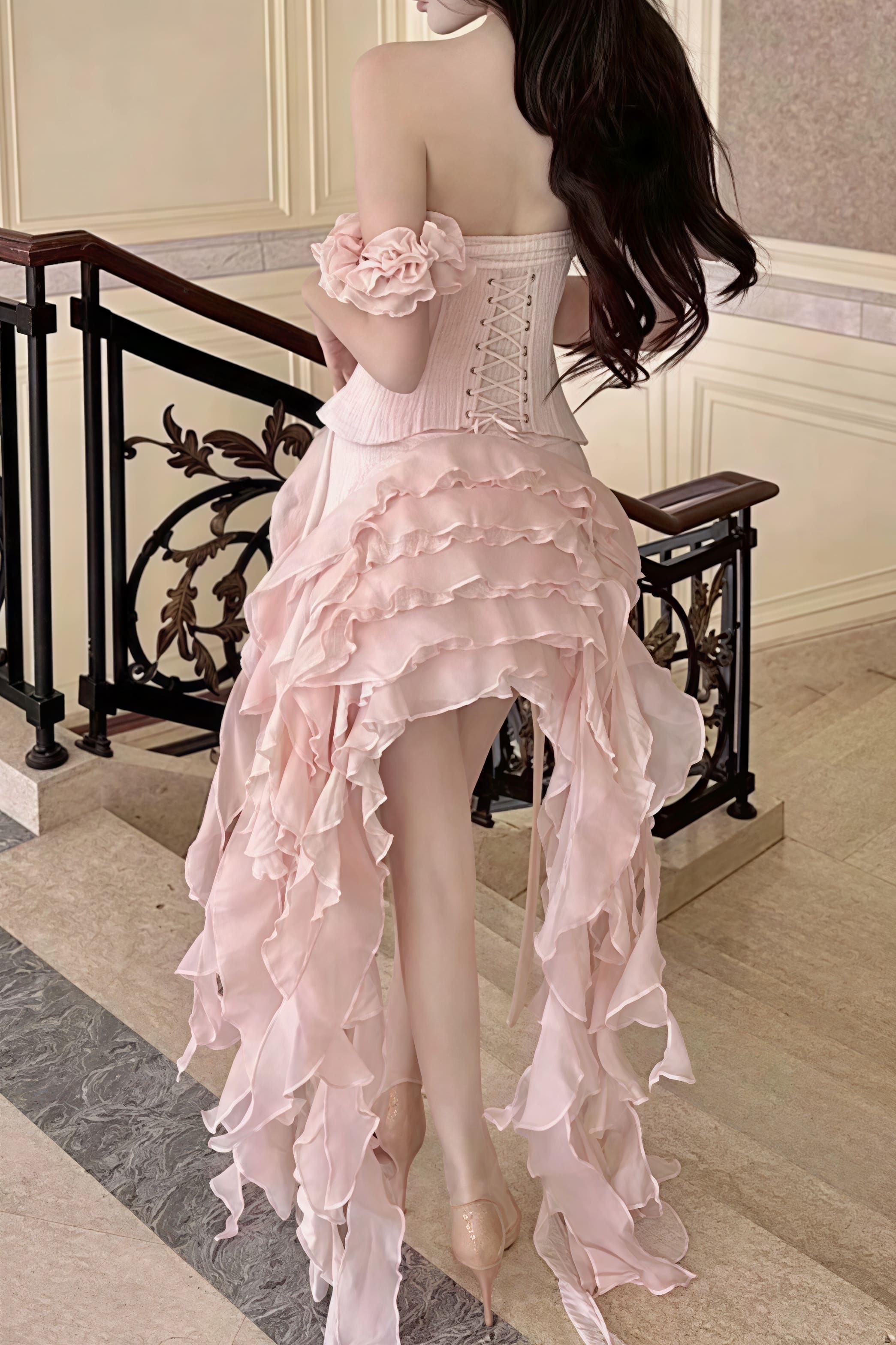 Vestido corto fluido con tirantes, borlas y dobladillo irregular