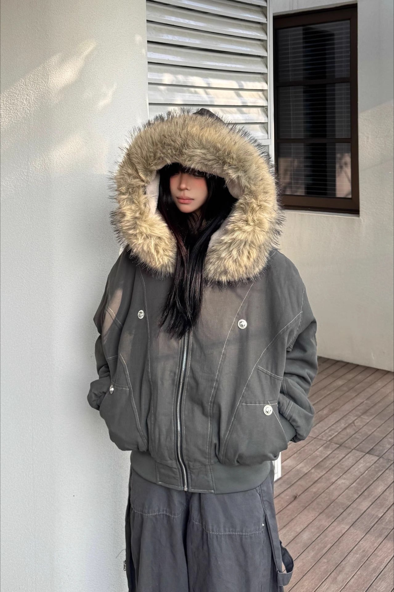 Veste courte noire matelassée avec col en fourrure