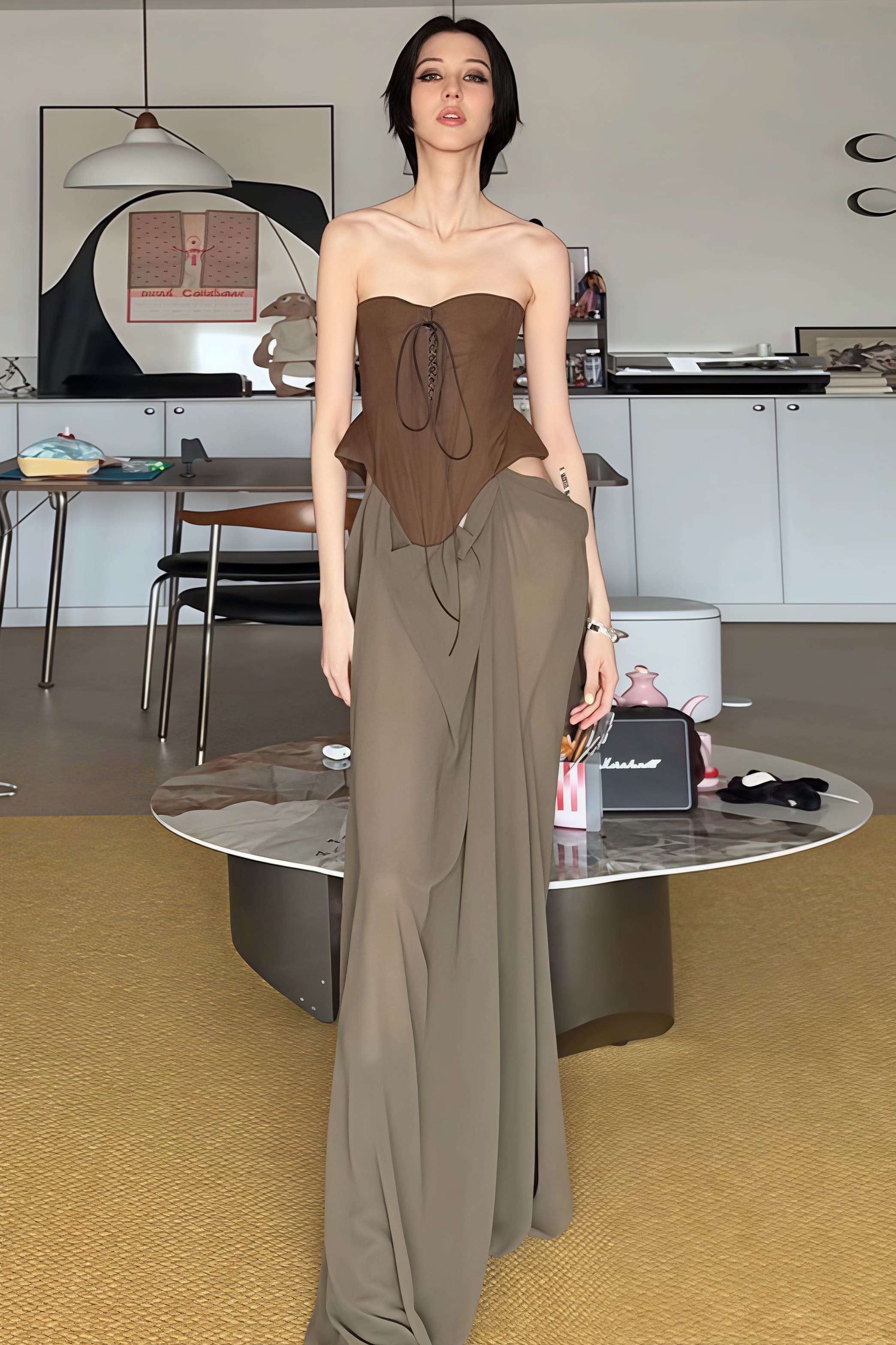 Abito lungo senza spalline a vita alta con blocchi di colore e cuciture a pezzi con laccio