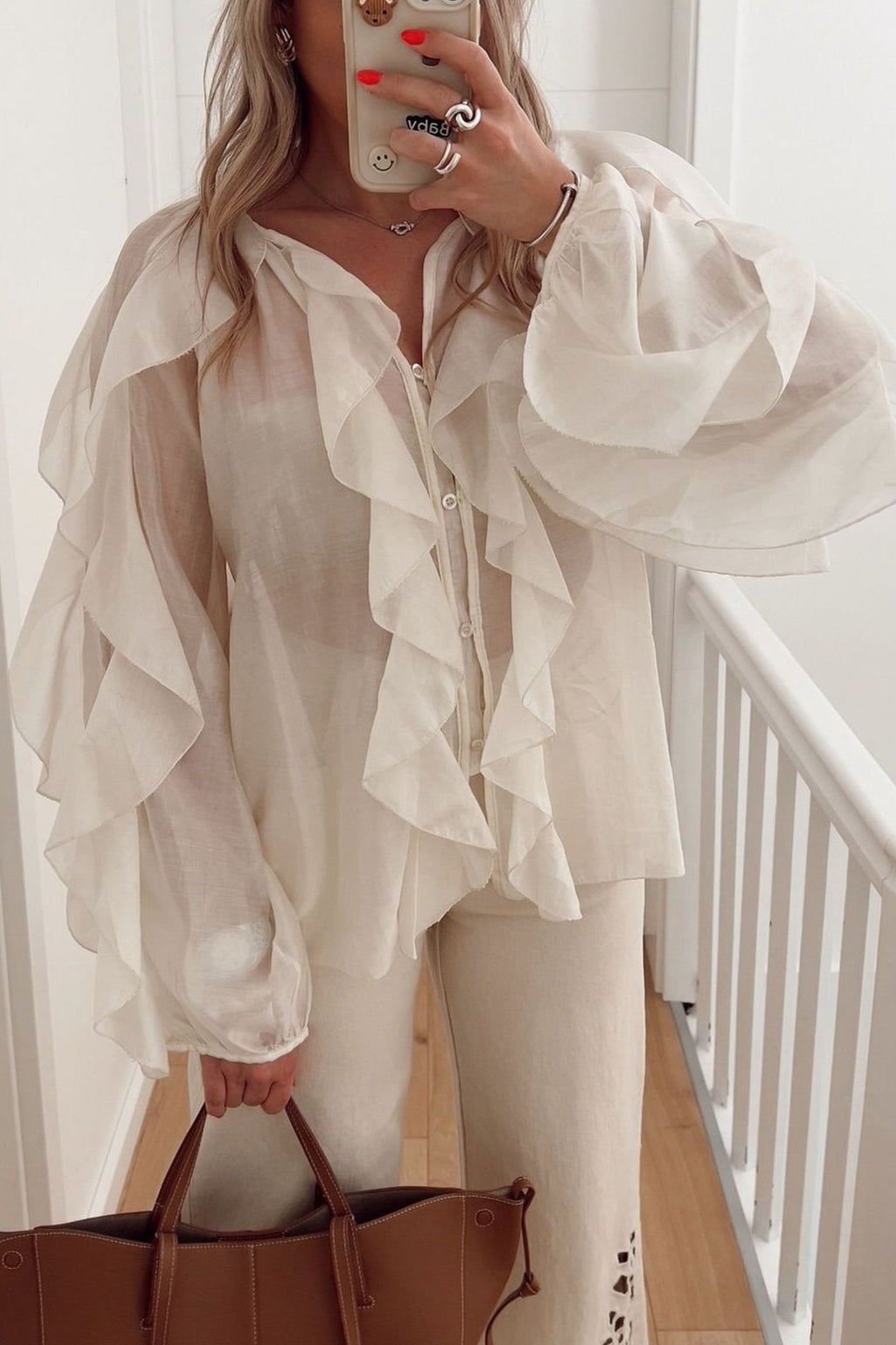 Halenka s volánky a výstřihem do V pro dojíždějící