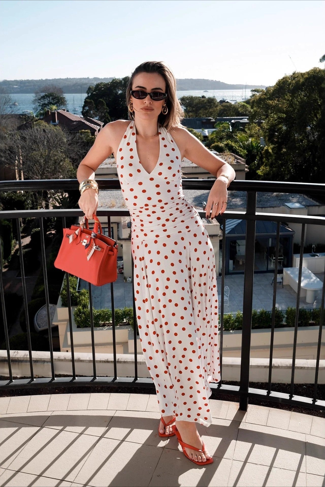 Abito lungo a pois con scollo a V e arricciature sul collo halter