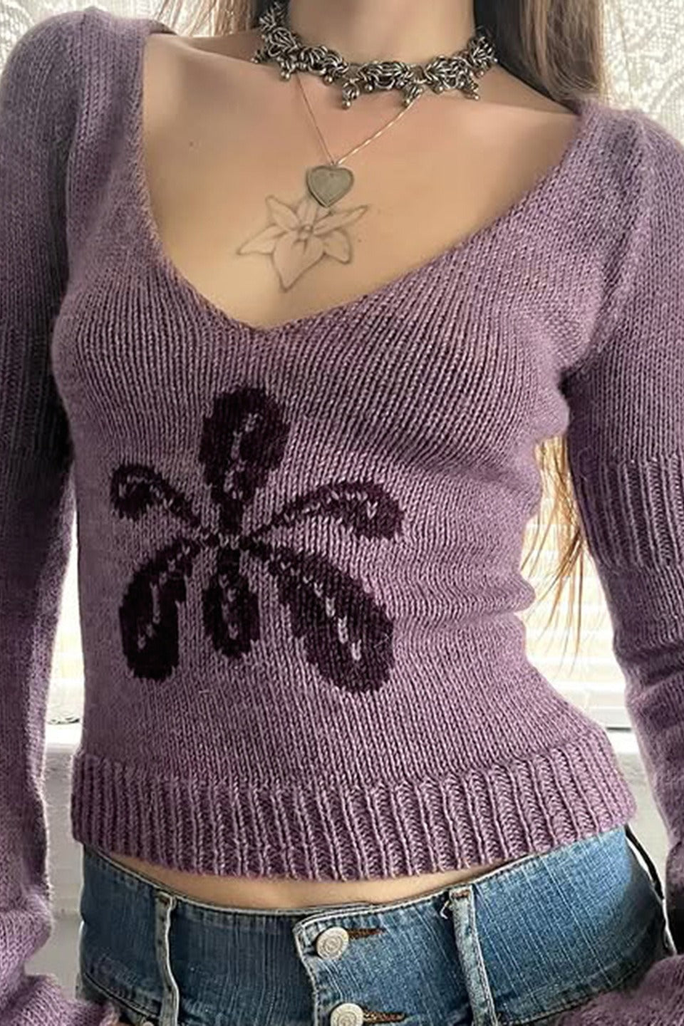 Svetr s květinovým žakárovým vzorem a výstřihem do V