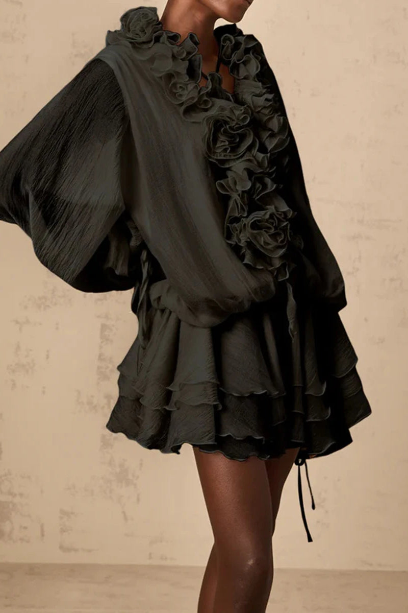 Locker sitzendes gefaltetes Kleid mit Rüschen im Bohème-Stil