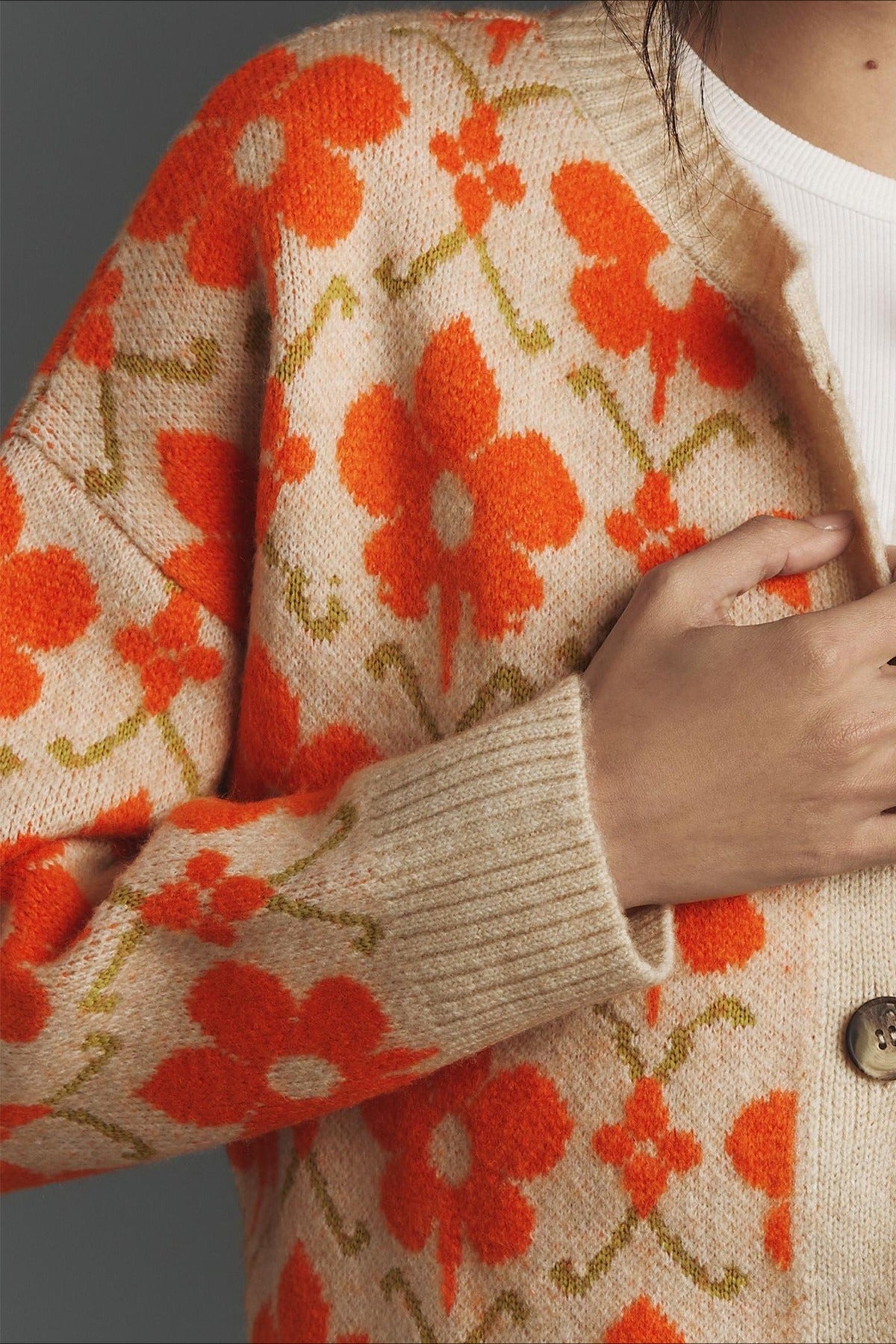 Elegantní pletený kardigan s dlouhým rukávem a květinovým žakárovým vzorem