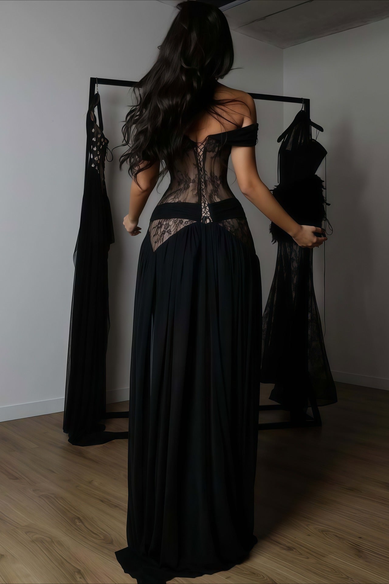 Abito lungo trasparente con spacchi, inserti in pizzo e ritagli sensuali