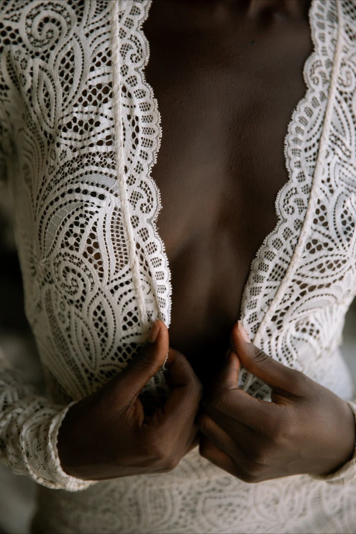 Sexy krajkové šaty na tělo s výřezy a dlouhou sukní