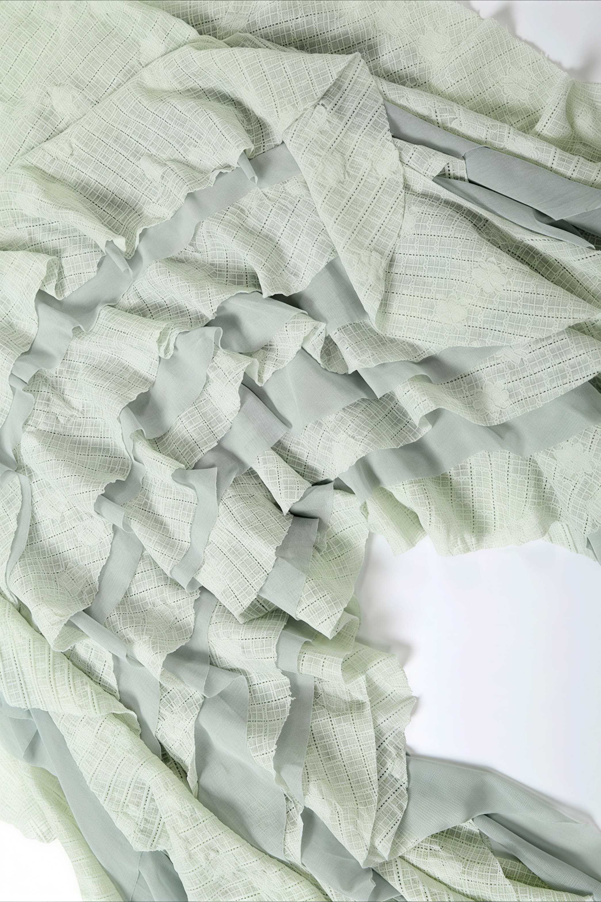 Vestido corto fluido con tirantes, borlas y dobladillo irregular