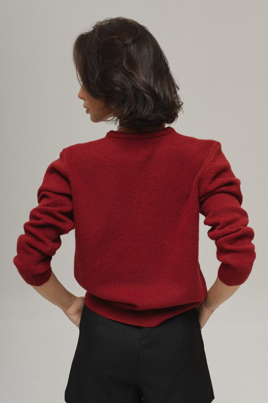 Cardigan à col rond minimaliste en maille avec boucle dorée
