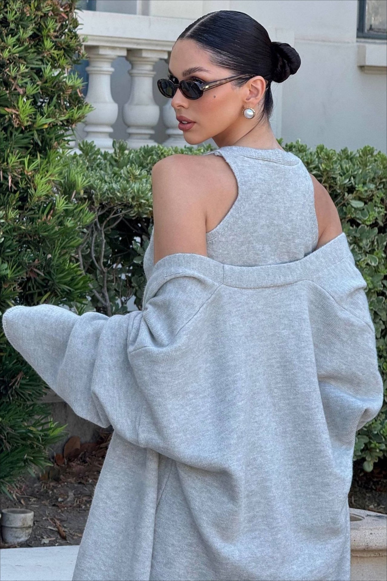 Completo tre pezzi composto da gilet e gonna lunga in maglia grigia vintage