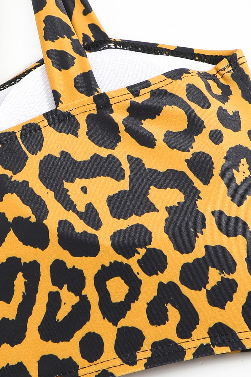 Conjunto de baño de dos piezas con estampado animal sensual