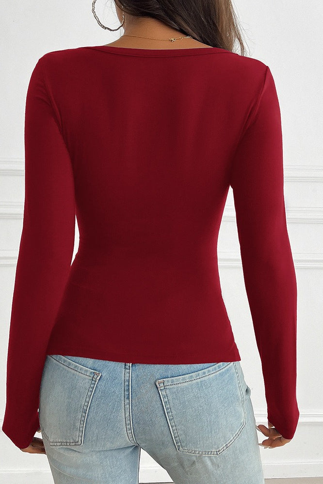 Camiseta de manga larga con escote en V y detalle de botones y encaje