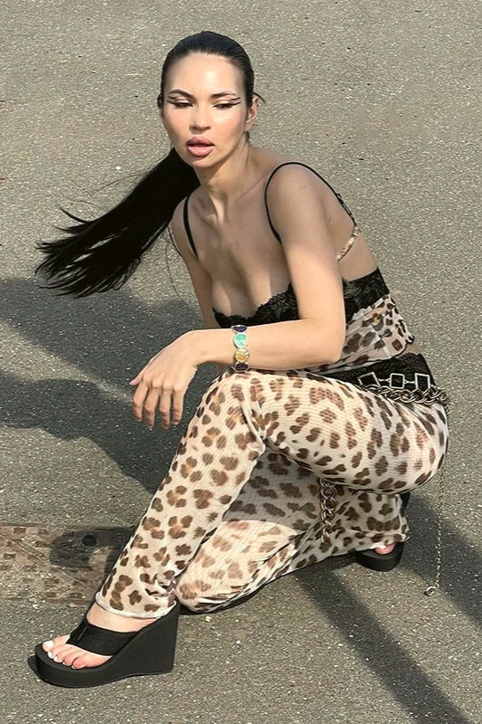 Zweiteiliges Set aus Leopardenmuster-Spitzen-Bauchfreier Trägerhemd und Niedrigtaillenhose