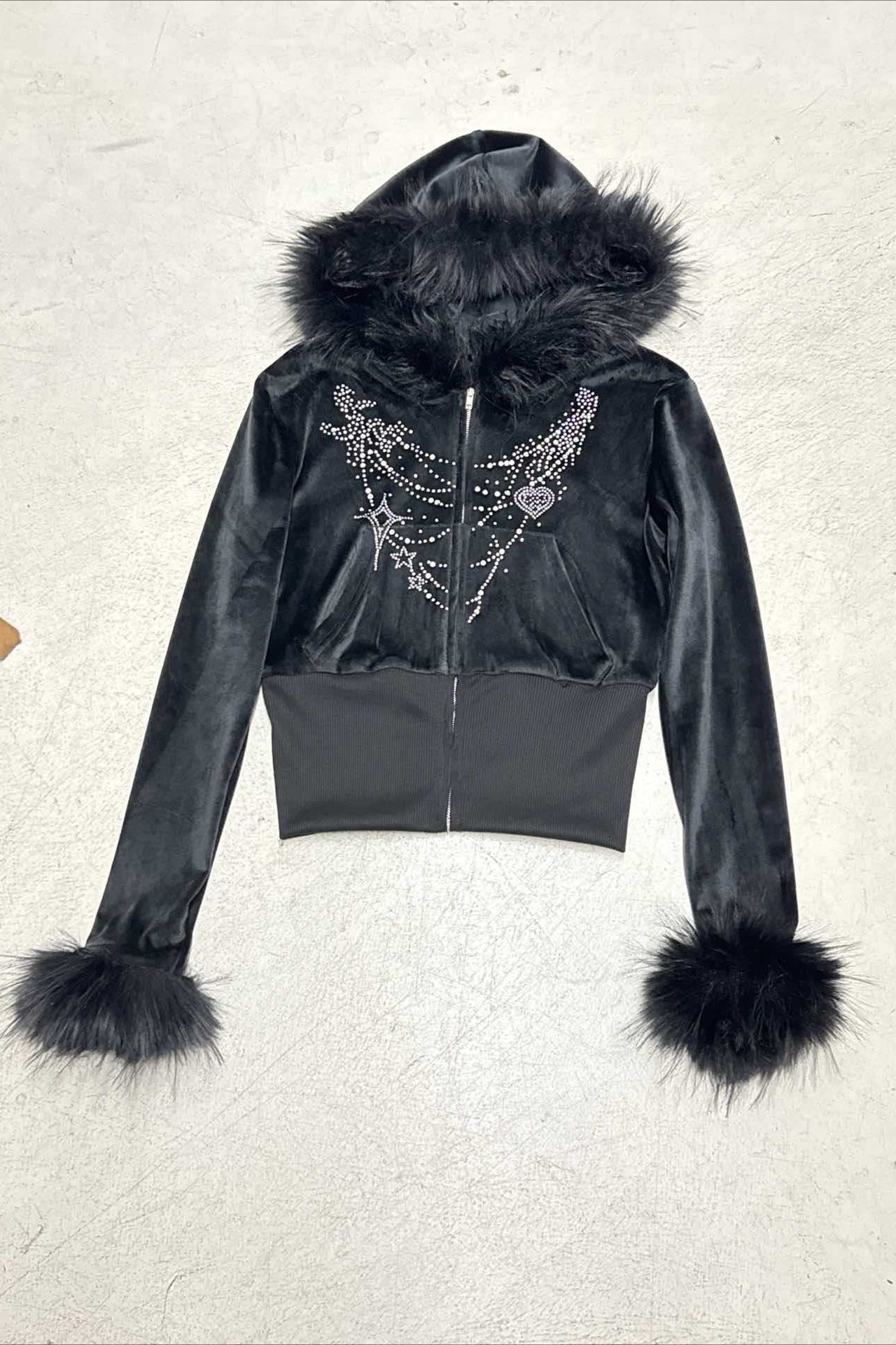 Sweat à capuche ajusté gothique à panneaux de fourrure et strass