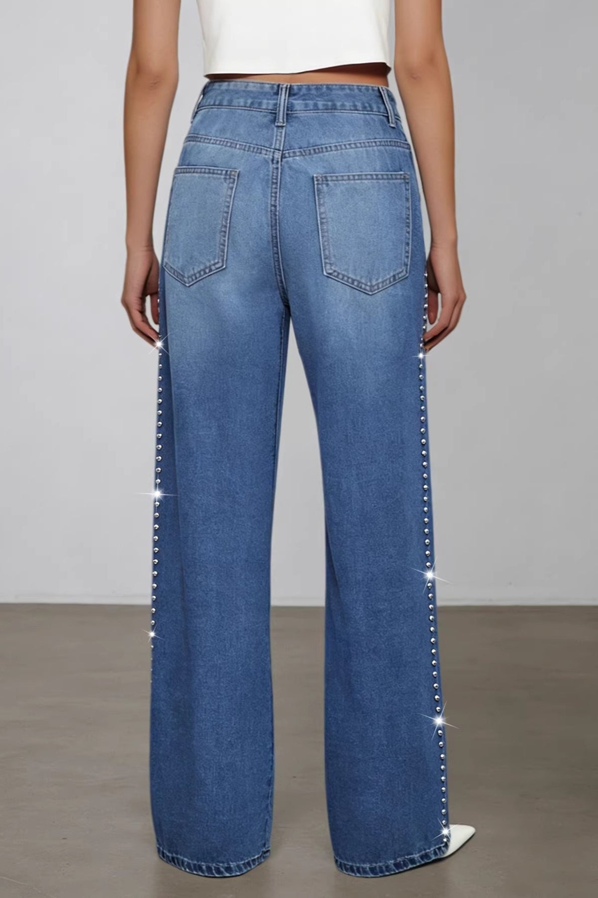 Jeans Lavado com Miçangas Cintura Alta e Perna Reta