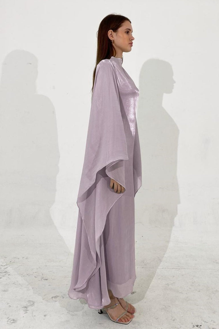 Seidig fließendes locker geschnittenes Midikleid im Bademantelstil