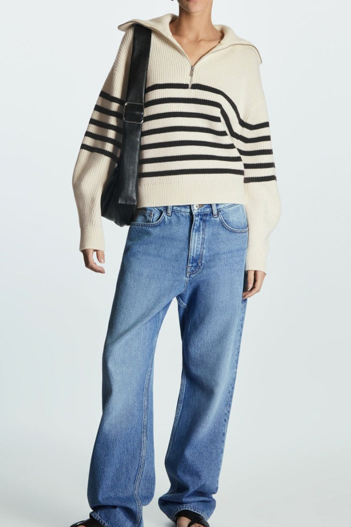 Modischer Wollmischpullover mit offenem Kragen