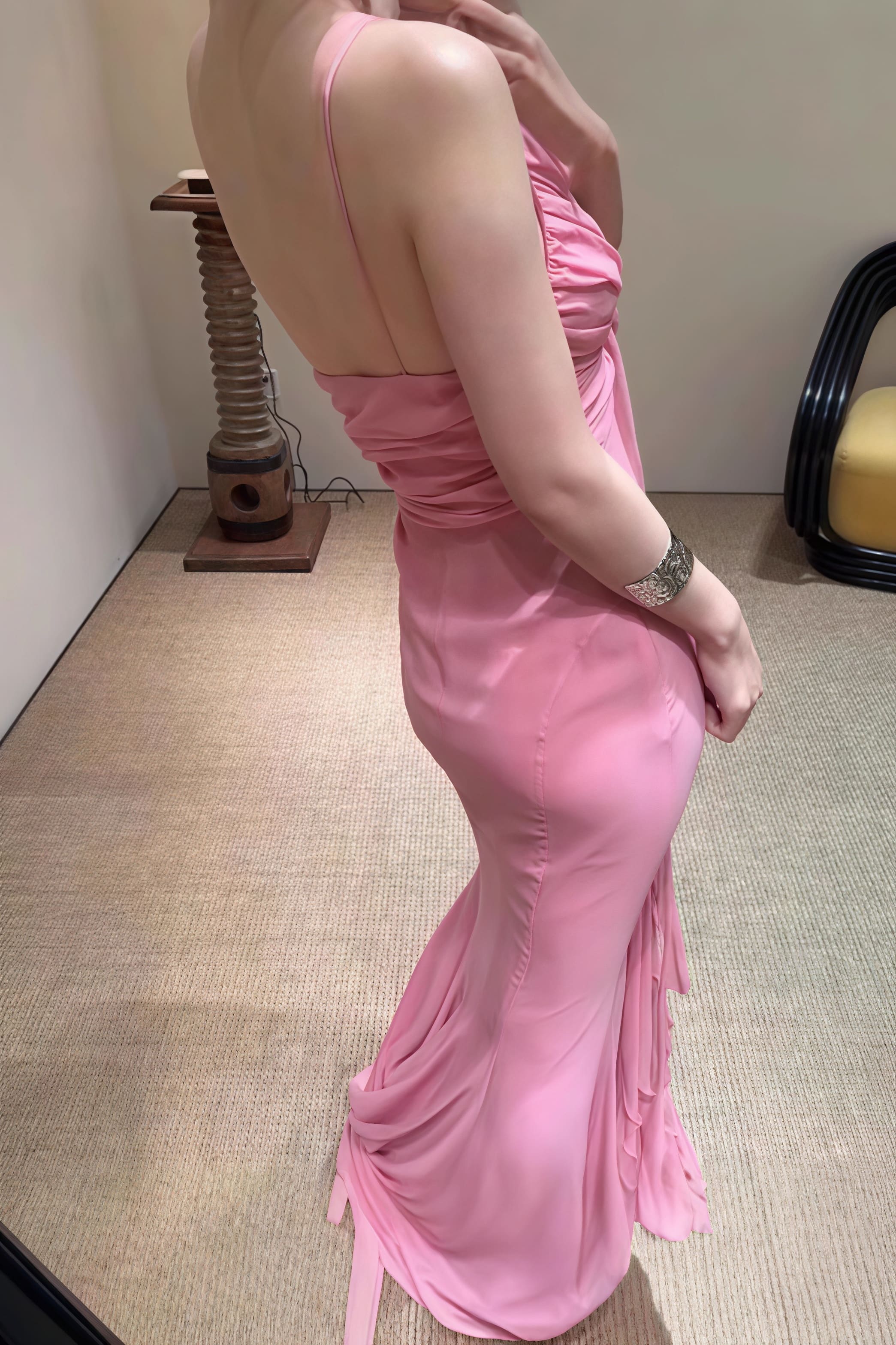 3D-Rosen fließendes Maxikleid mit Spaghettiträgern und rückenfrei