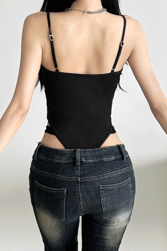 Top aderente alla moda con ritagli solidi e spalline sottili