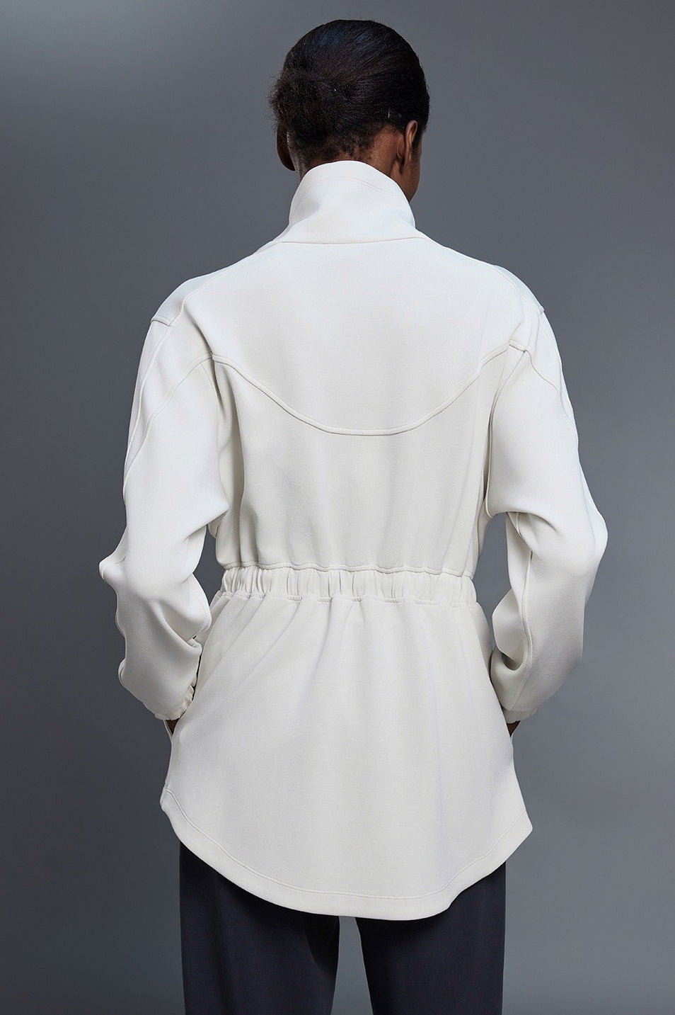 Veste mi-longue à col montant en tissu aéré avec taille ajustable par cordon