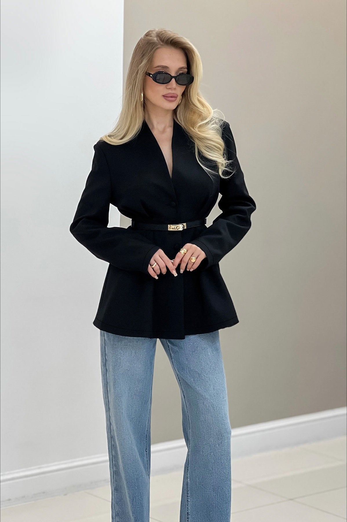 Sako s páskem, úzký střih