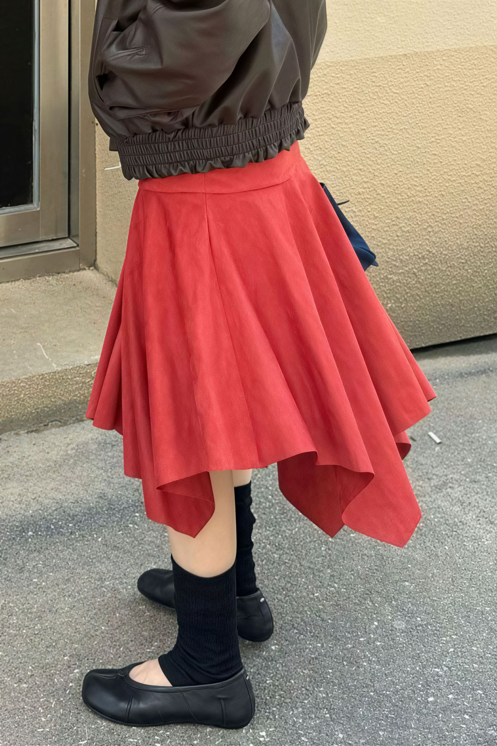 Schicker Wildleder-Rock mit hohem Bund und asymmetrischem Schnitt