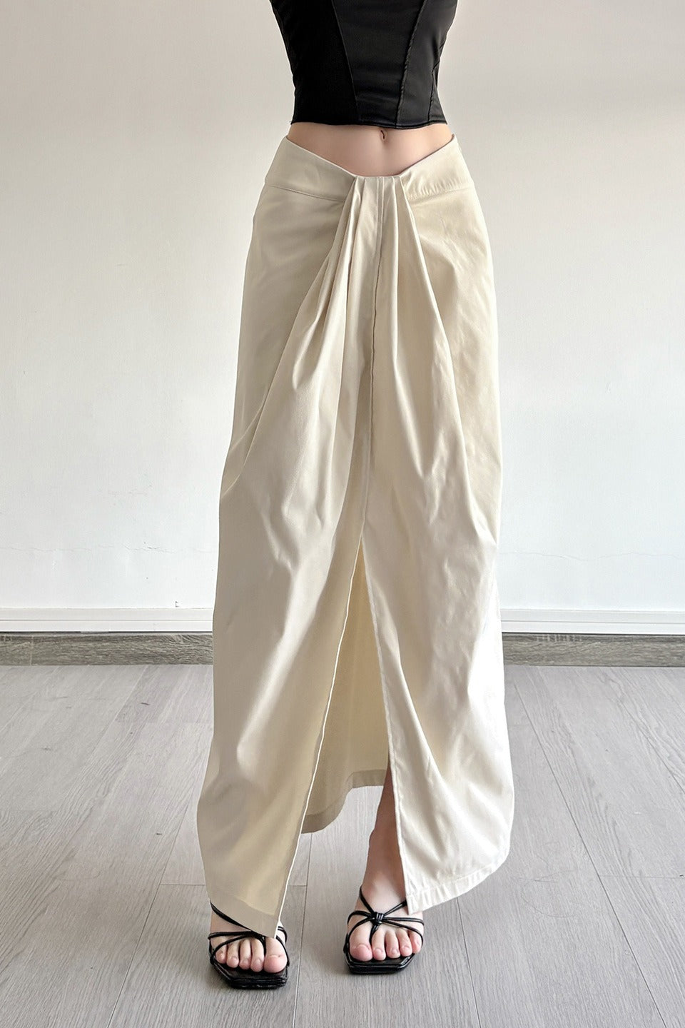 Jupe moulante unie à fente haute et taille nouée