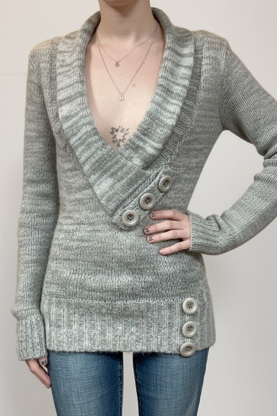 Vintage Pullover mit Paneelen, asymmetrischem V-Ausschnitt, Knöpfen und einfarbigem Muster