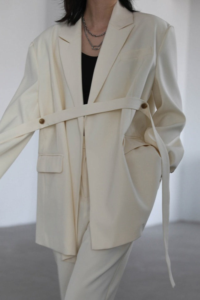 Blazer con detalle de hombros y cinturón