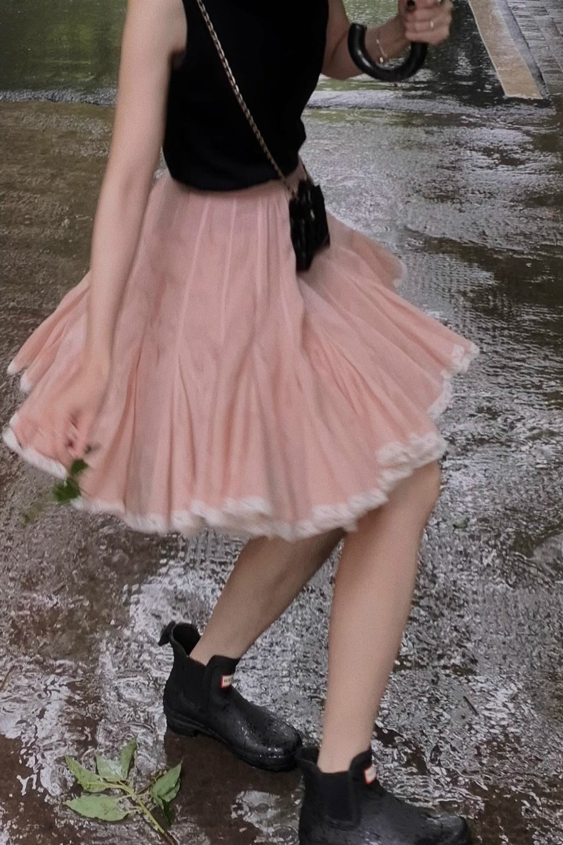 Fließender rauchig rosa voluminöser Prinzessinnen-Minirock