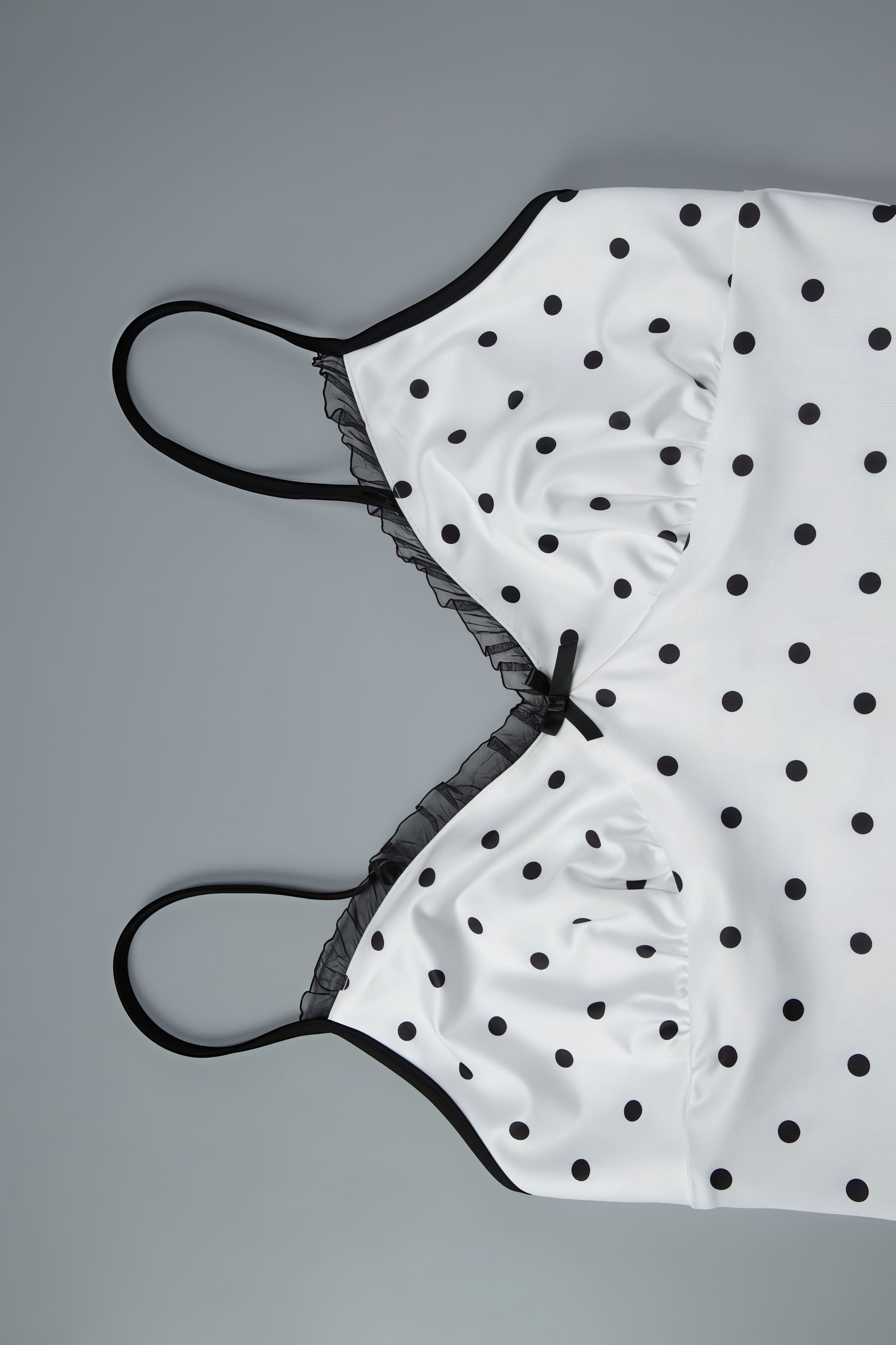 Ensemble jupe ajustée et caraco à pois séduisant