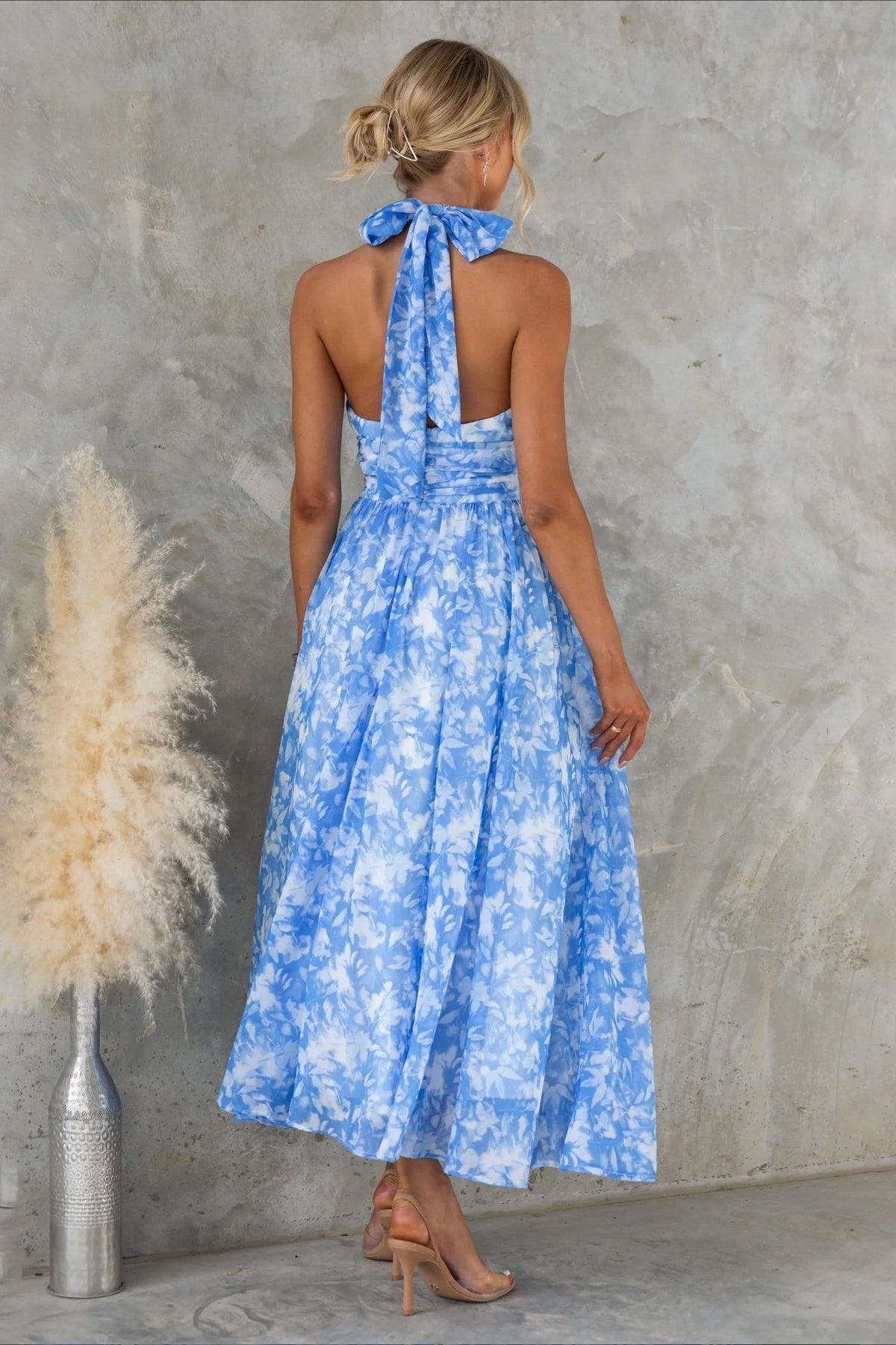 Ärmelloses Midikleid mit Blumenmuster, Neckholder und rückenfreiem Schnitt