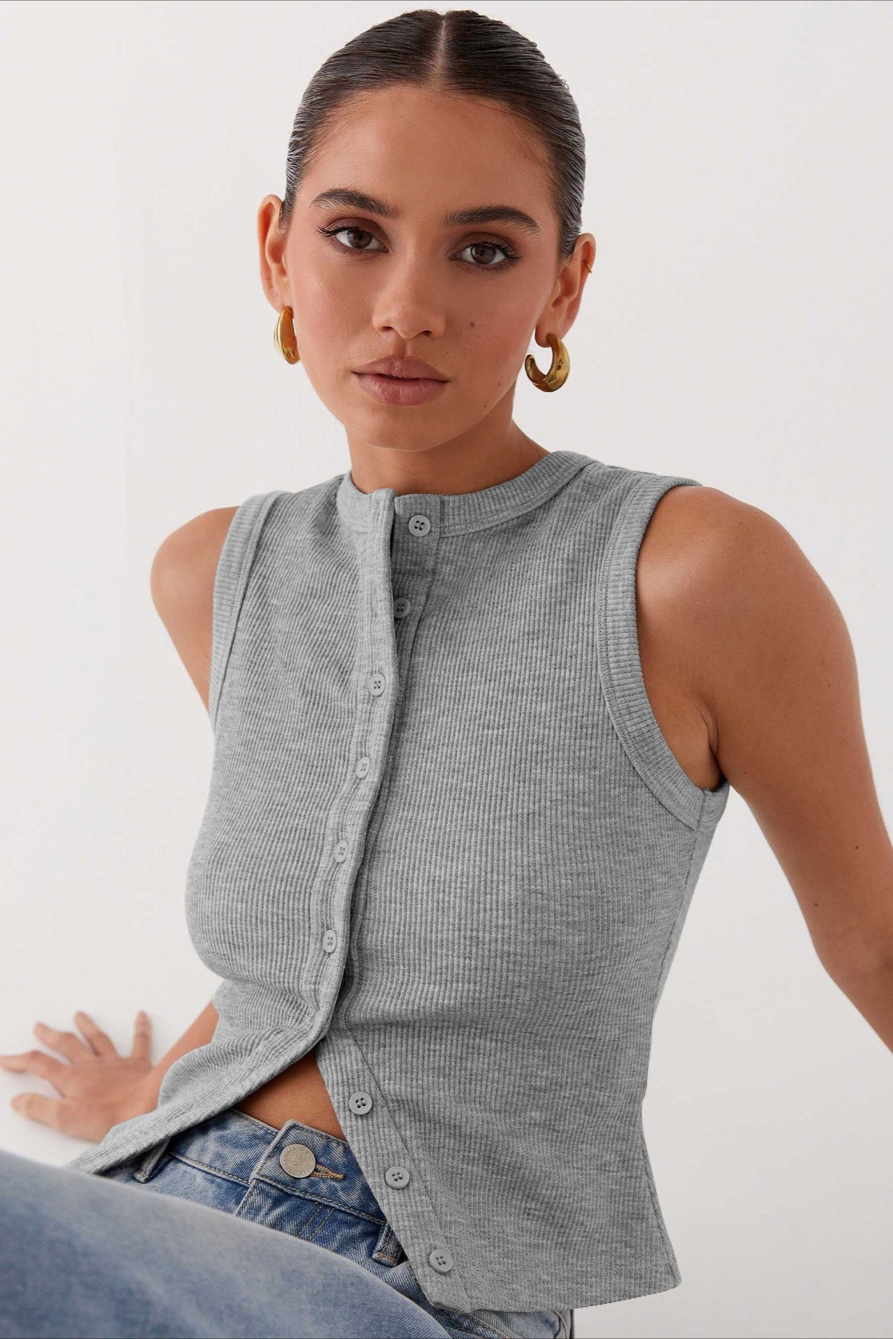 Round Neck Sleeveless Knit Top