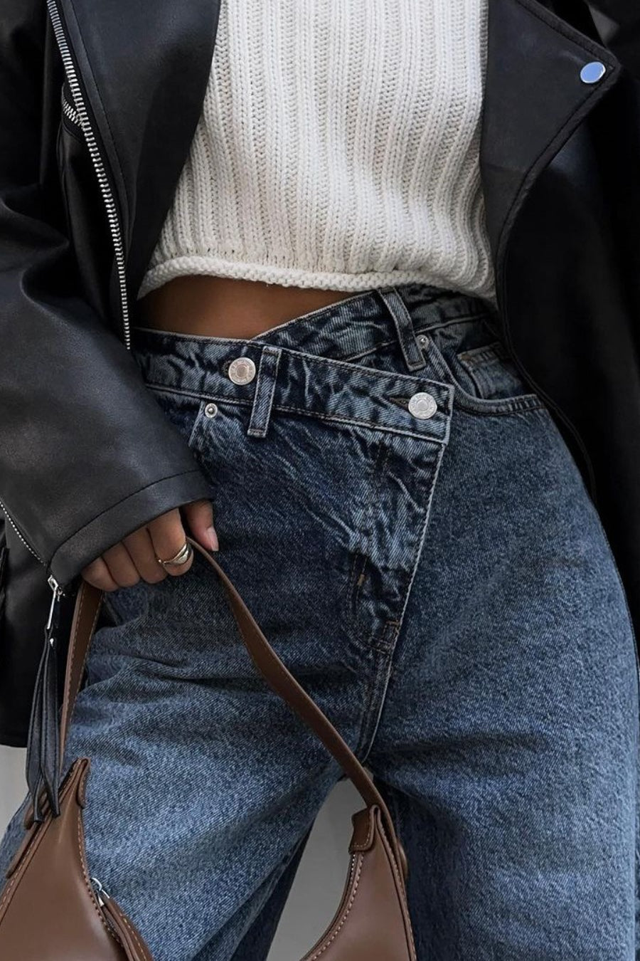 Jeans rectos con cintura alta, asimétrica y abertura lateral