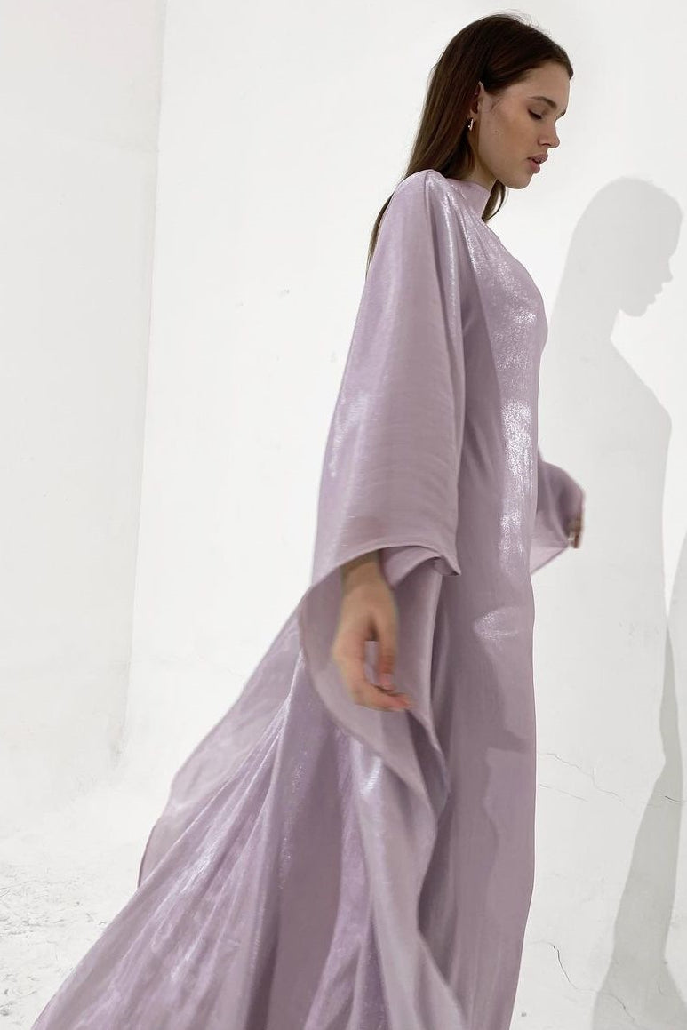 Seidig fließendes locker geschnittenes Midikleid im Bademantelstil