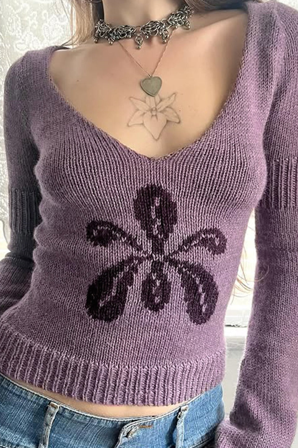 Svetr s květinovým žakárovým vzorem a výstřihem do V