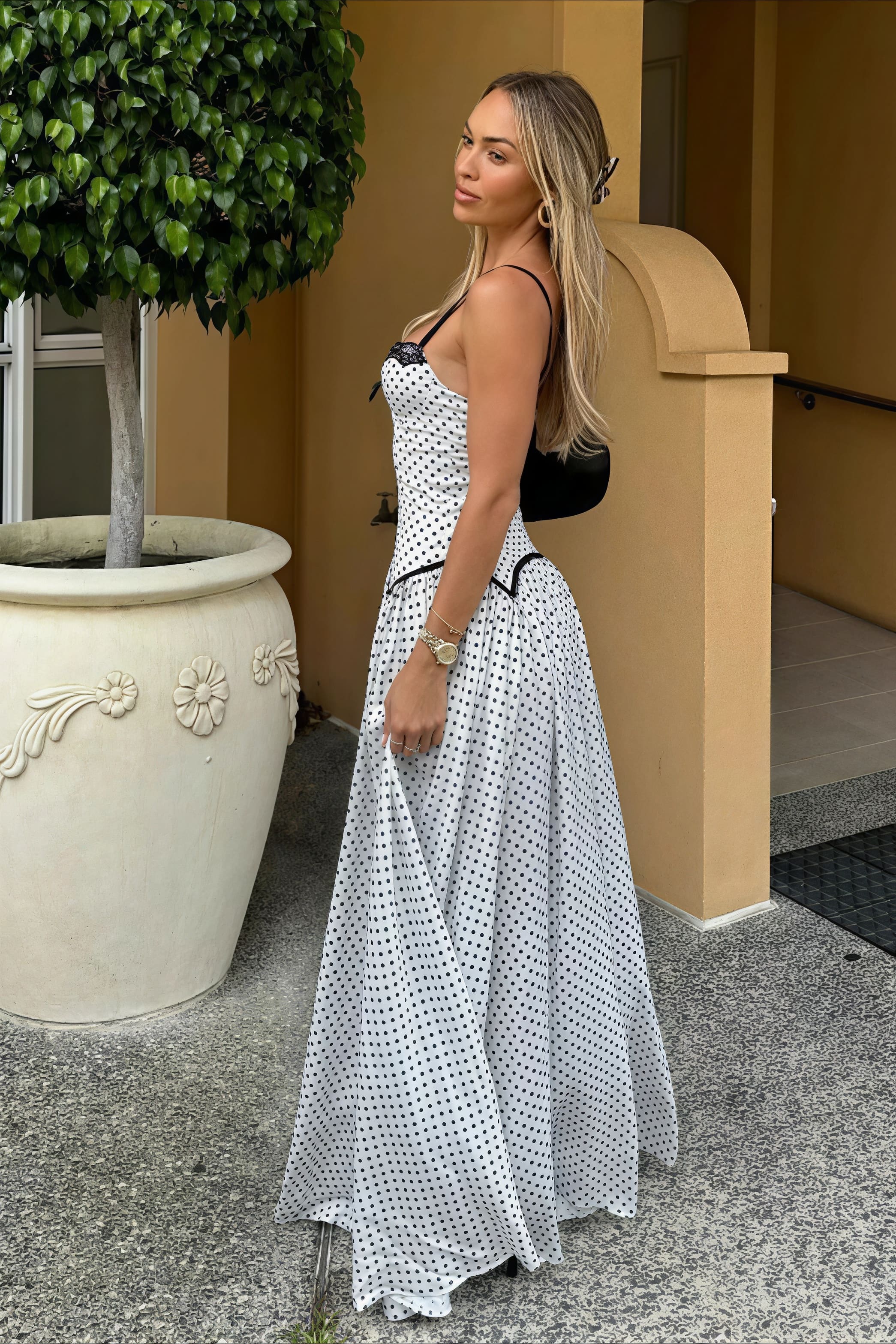 Maxi šaty s krajkou, puntíky a tenkými ramínky