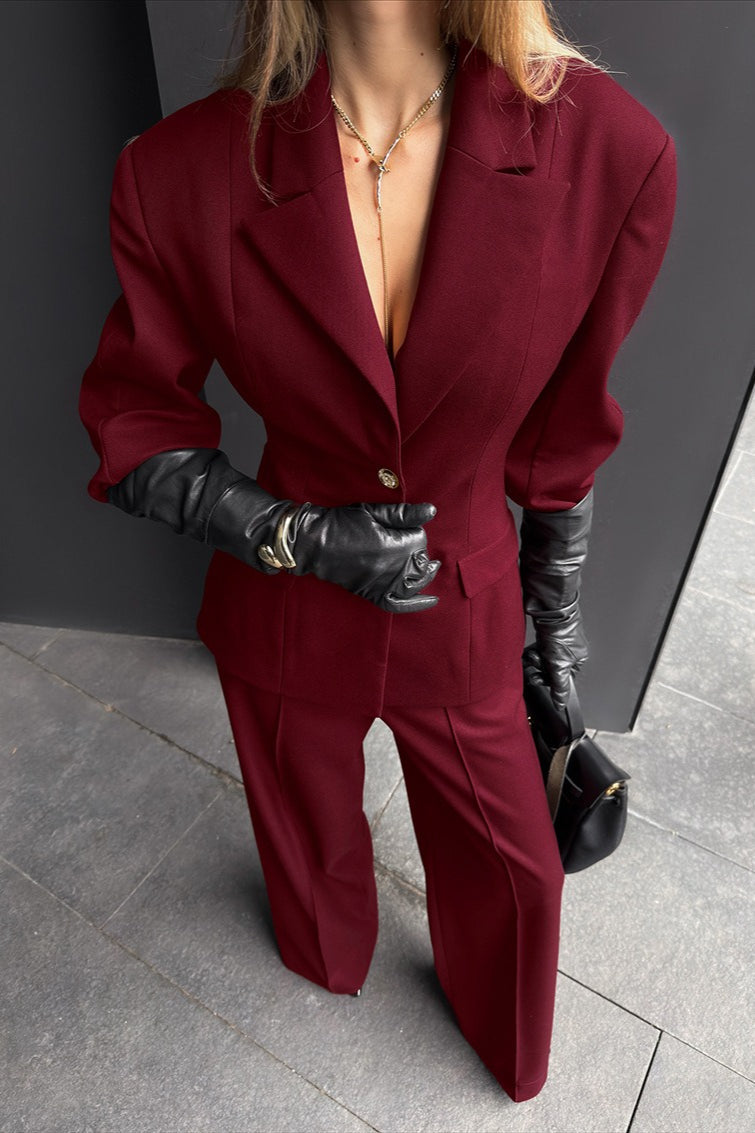 Conjunto de dos piezas con solapa pulida, entallado y con botones, estilo antiguo