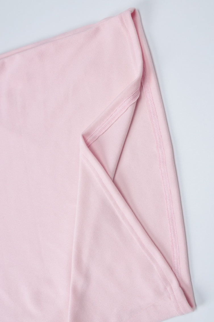 Asymetrické šaty s dlouhým rukávem, vrstvené, úzké v pase, mini délka, s výstřihem na krku