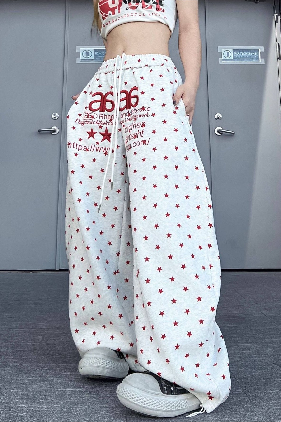 Pantalon ample en coton brodé d'étoiles et de lettres