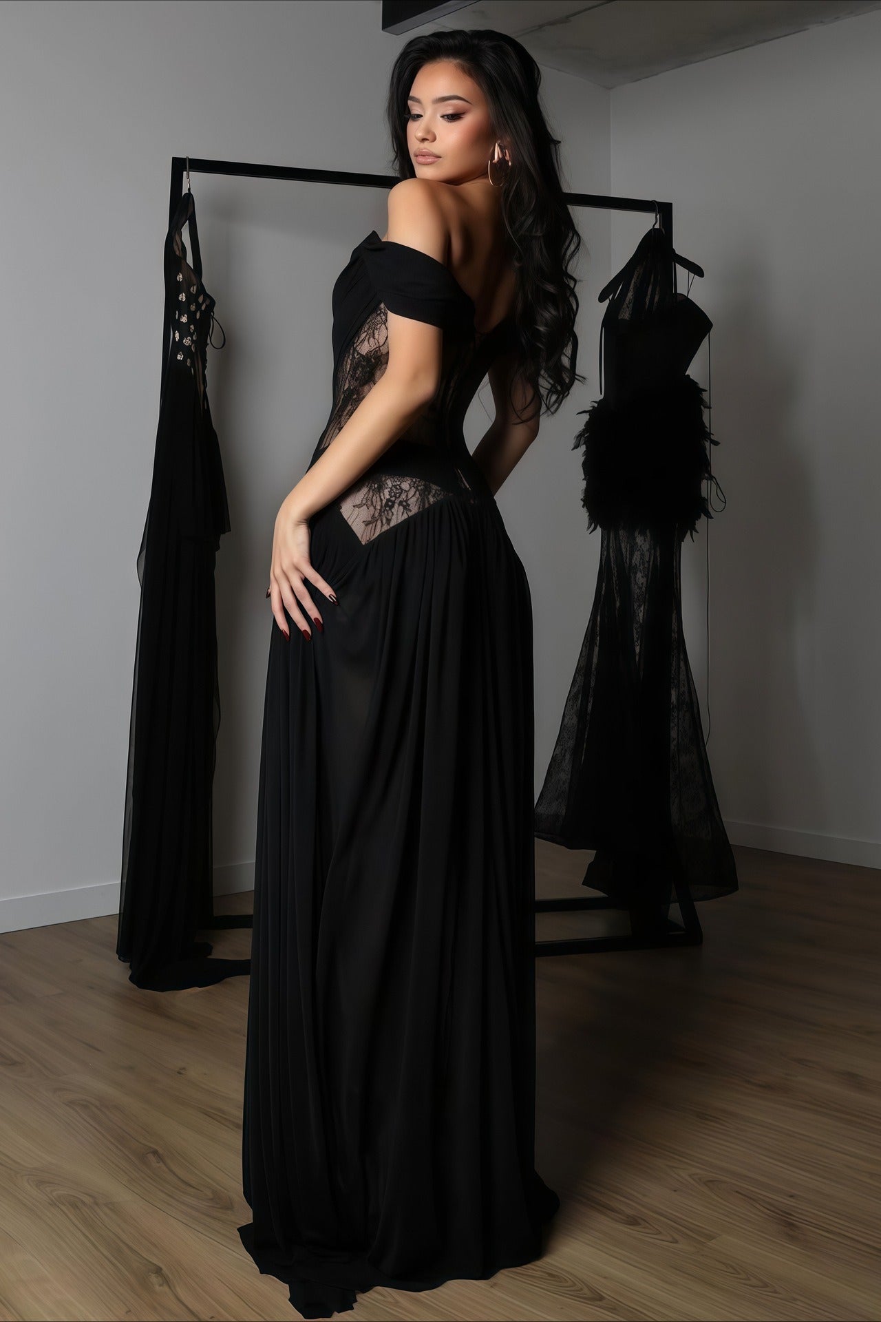 Abito lungo trasparente con spacchi, inserti in pizzo e ritagli sensuali