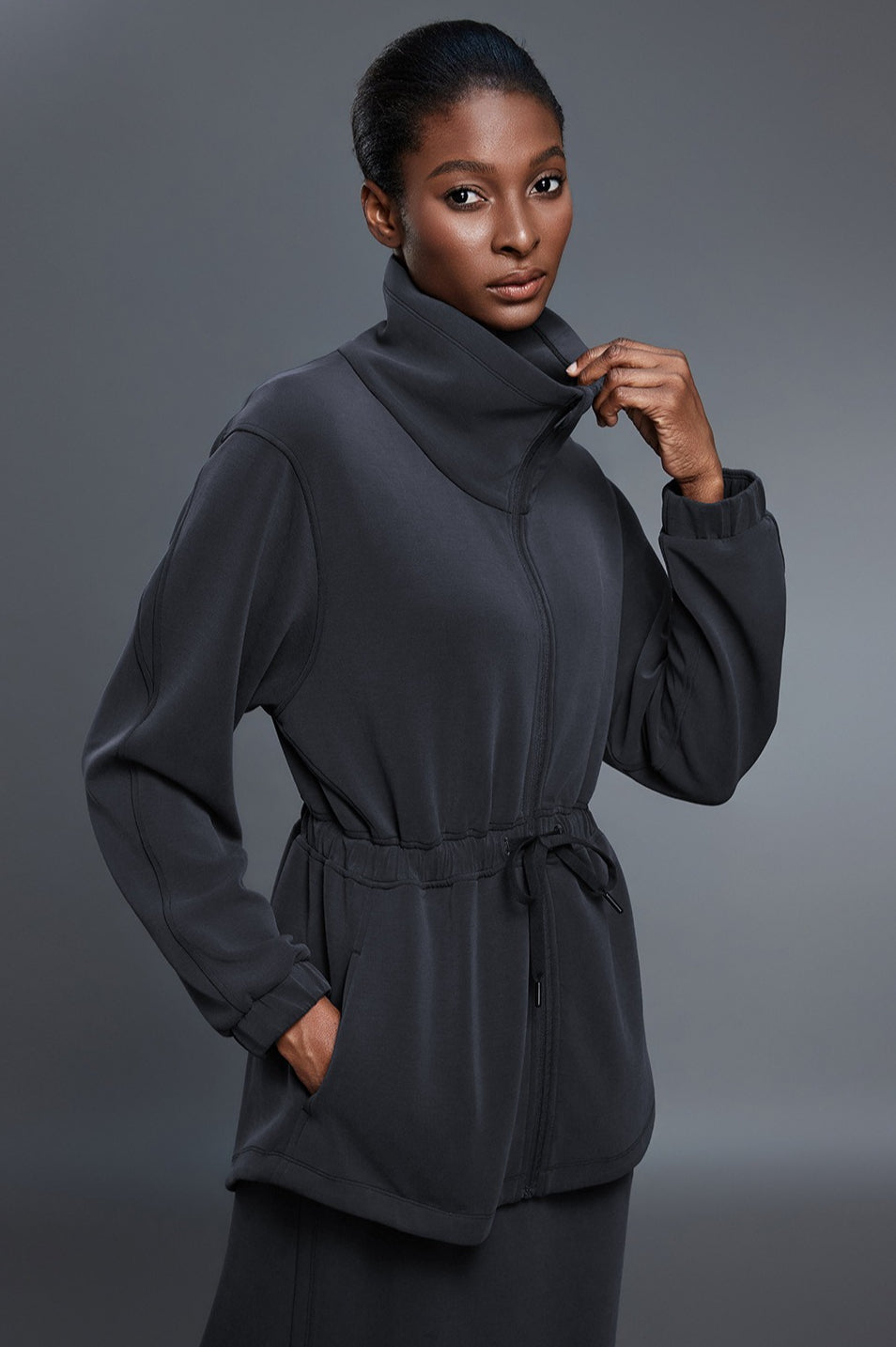 Veste mi-longue à col montant en tissu aéré avec taille ajustable par cordon